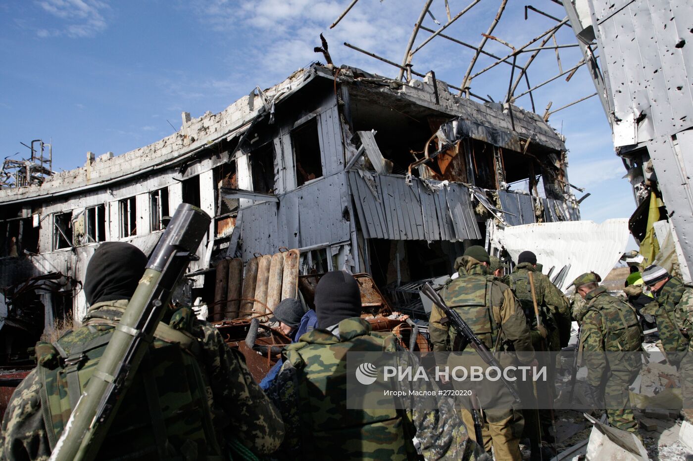 Возобновлены поиски погибших на территории аэропорта Донецка