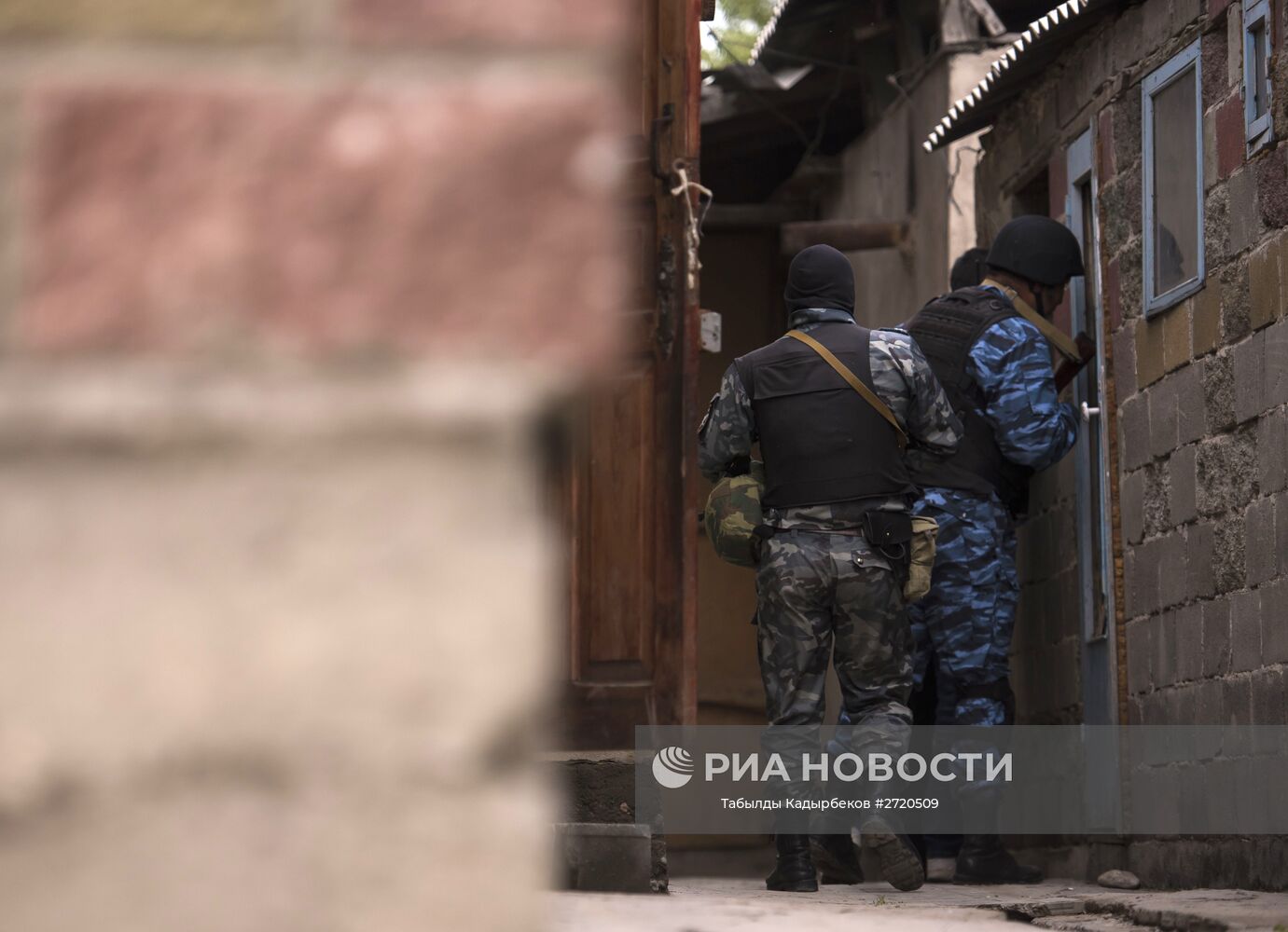Сотрудники правоохранительных органов Киргизии во время операции по поиску исламистов, приговоренных к пожизненному заключению за терроризм и бежавших из СИЗО. Место: Киргизия, Бишкек. Автор: Табылды Кадырбеков/РИА Новости. Операция правоохранительных органов Киргизии в Бишкеке
