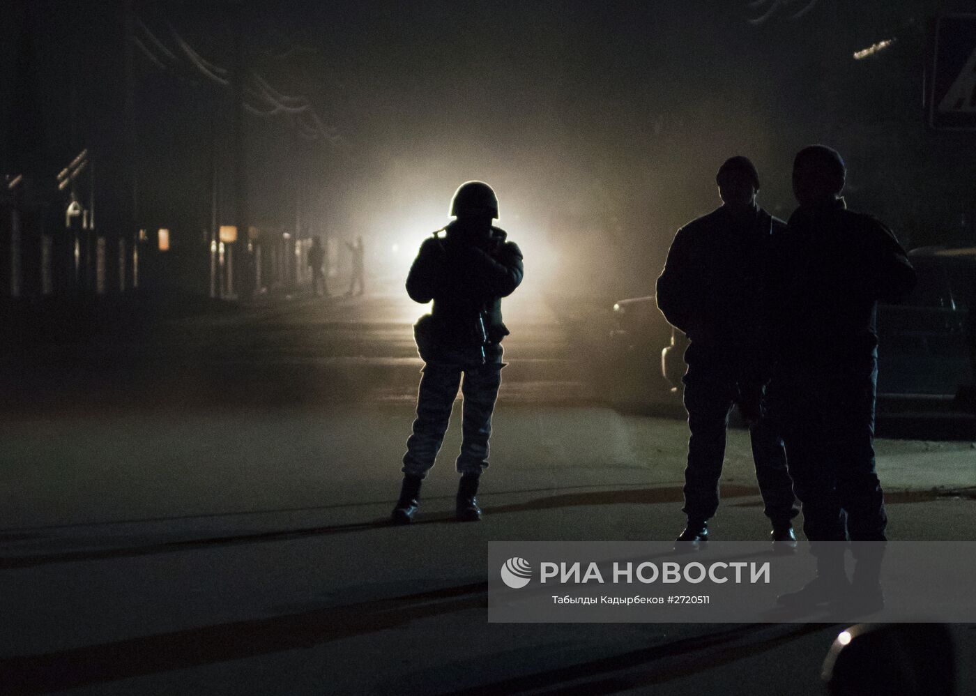 Сотрудники правоохранительных органов Киргизии во время операции по поиску исламистов, приговоренных к пожизненному заключению за терроризм и бежавших из СИЗО. Место: Киргизия, Бишкек. Автор: Табылды Кадырбеков/РИА Новости. Операция правоохранительных органов Киргизии в Бишкеке