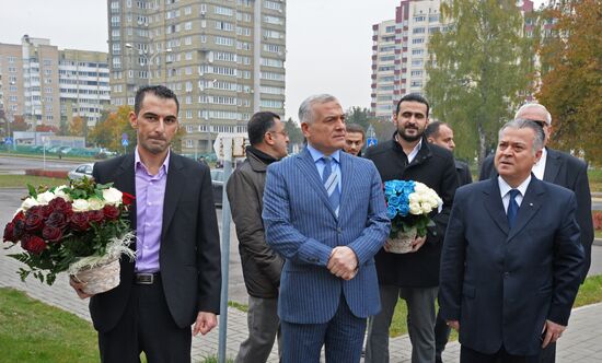 Представители сирийской диаспоры принесли цветы в посольство РФ в Минске