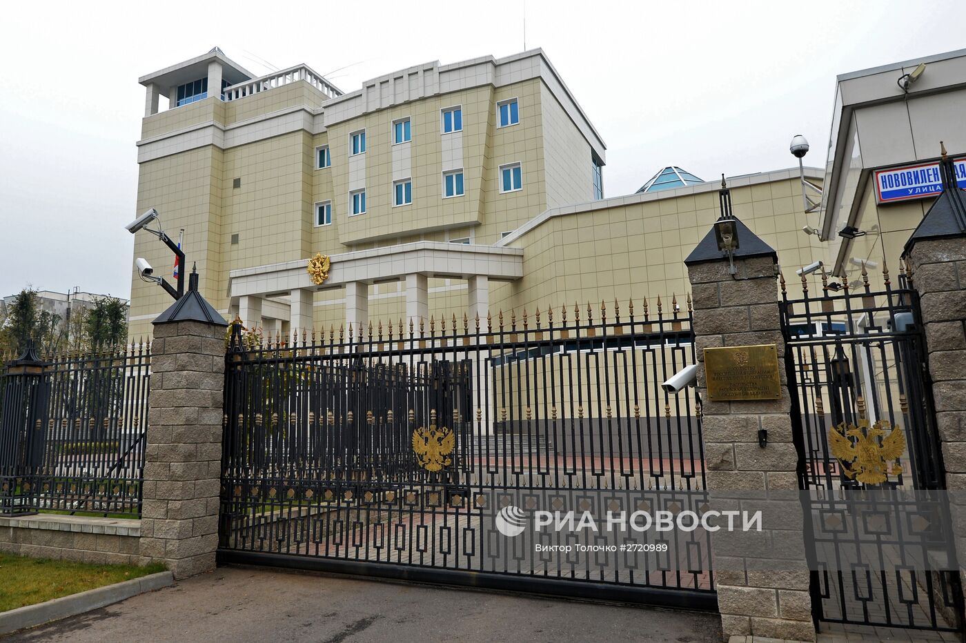 Представители сирийской диаспоры принесли цветы в посольство РФ в Минске
