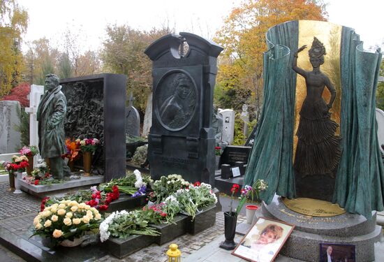 Памятник русской балерине Марине Семеновой установили на Новодевичьем кладбище