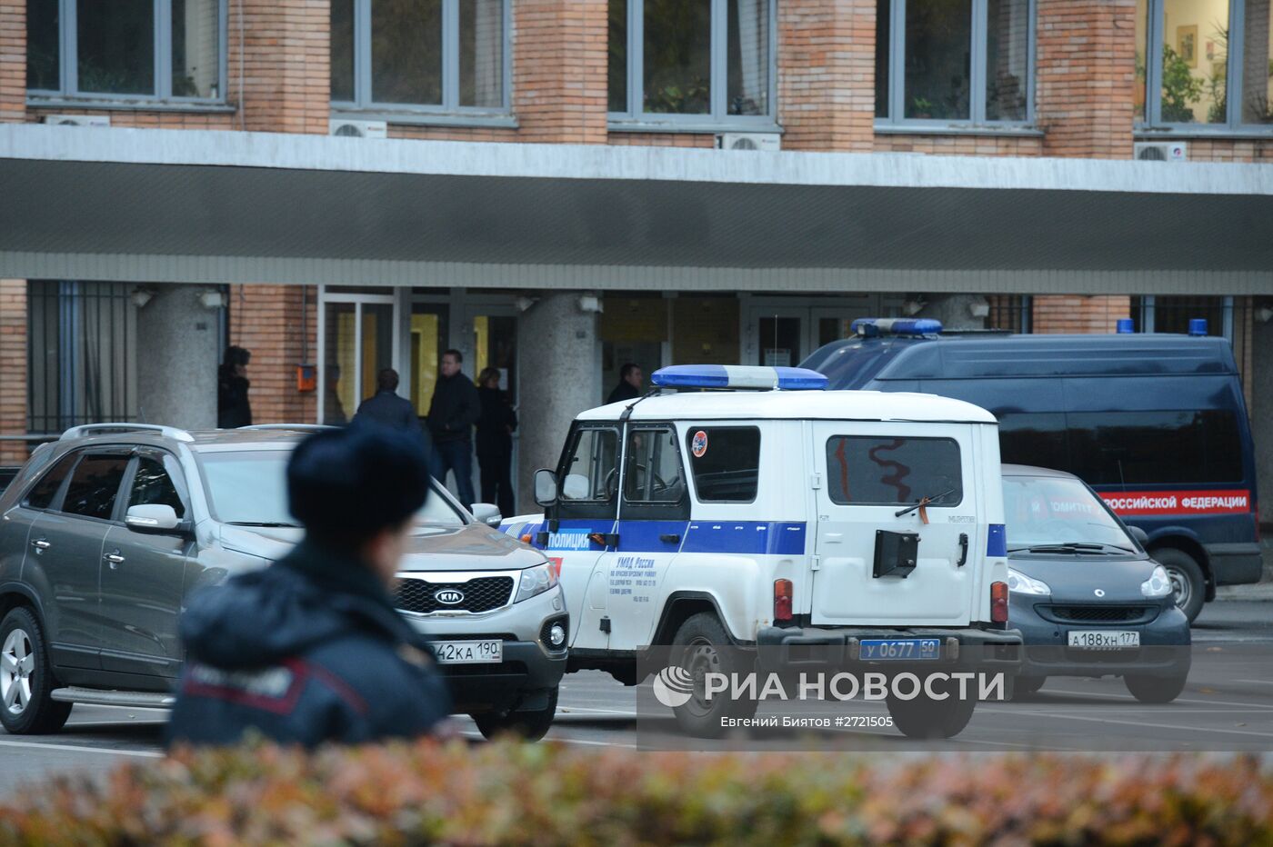 Сотрудник полиции у здания городской администрации подмосковного Красногорска, где 19 октября были убиты первый заммэра Красногорска Юрий Караулов и руководитель красногорских электросетей Георгий Котляренко. Место: Россия, Московская область, Красногорск. Автор: Евгений Биятов/РИА Новости. В Подмосковье убиты первый заммэра Красногорска и глава электросетей