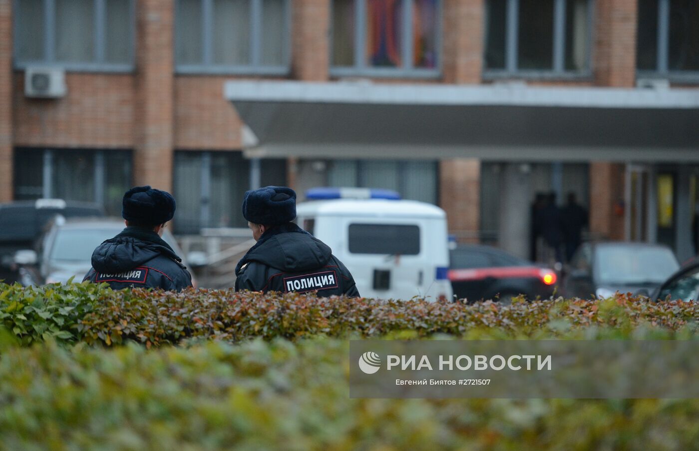Сотрудники полиции у здания городской администрации подмосковного Красногорска, где 19 октября были убиты первый заммэра Красногорска Юрий Караулов и руководитель красногорских электросетей Георгий Котляренко. Место: Россия, Московская область, Красногорск. Автор: Евгений Биятов/РИА Новости. В Подмосковье убиты первый заммэра Красногорска и глава электросетей