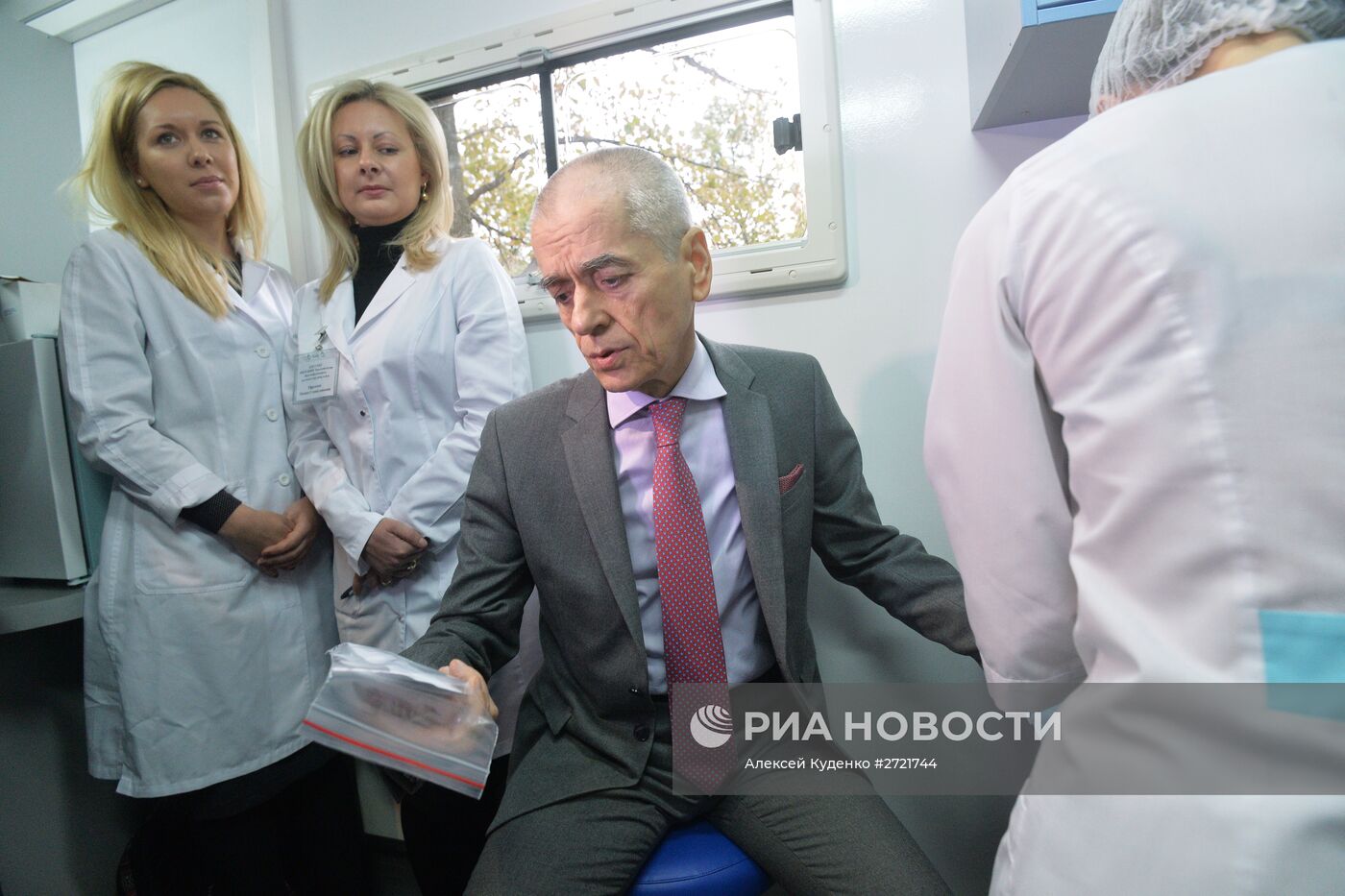 Руководитель Роспотребнадзора А.Попова и Г.Онищенко прошли тест на ВИЧ