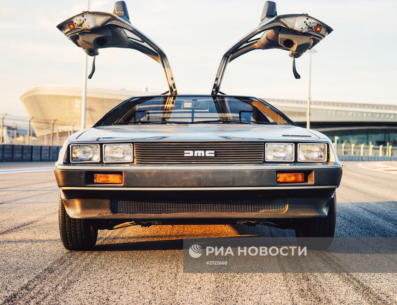 Автомобиль DeLorean DMC-12 на трассе "Сочи Автодрома"