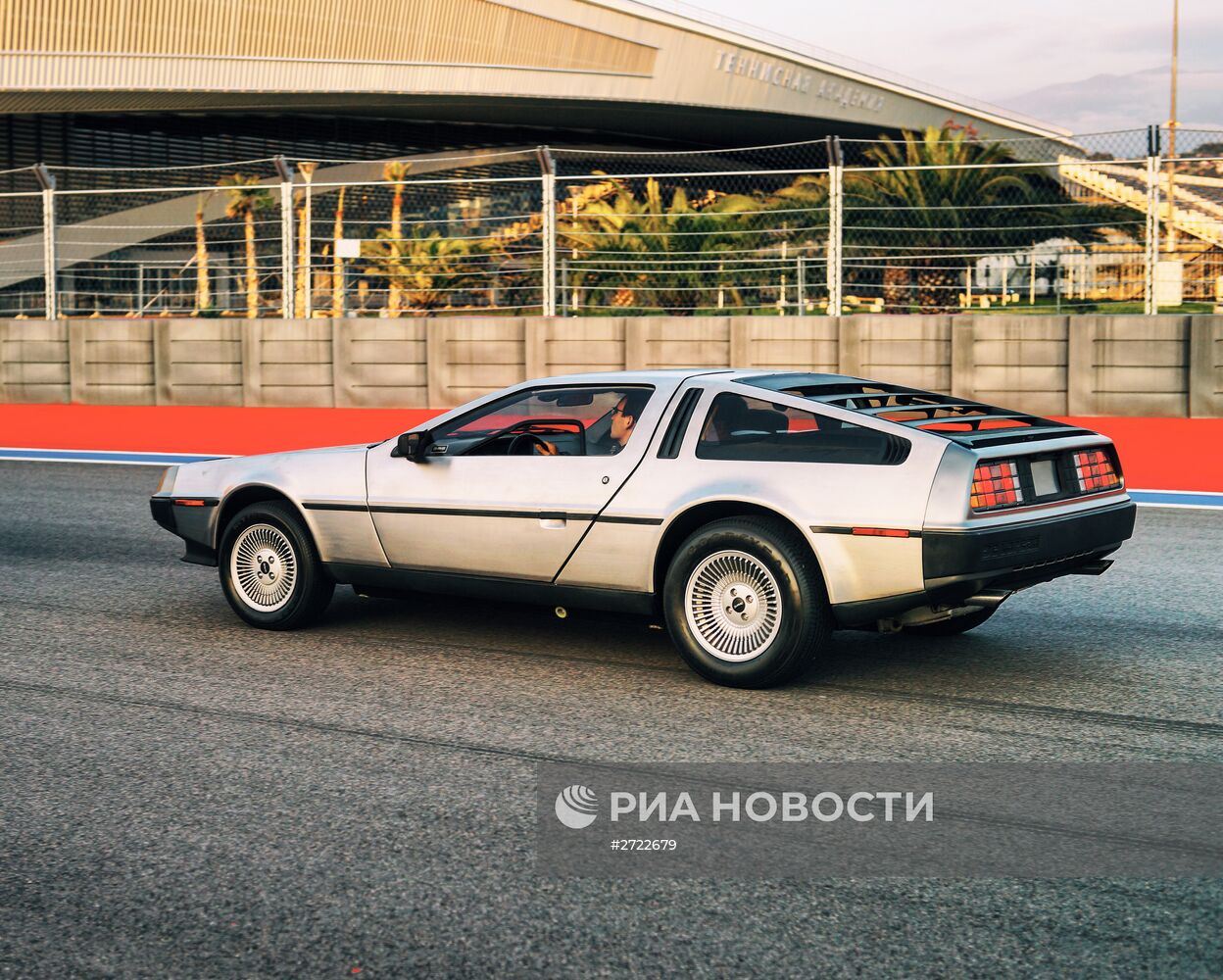 Автомобиль DeLorean DMC-12 на трассе 