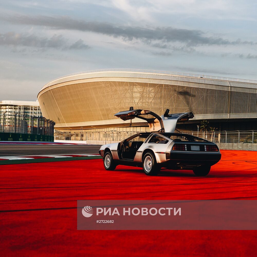 Автомобиль DeLorean DMC-12 на трассе "Сочи Автодрома"