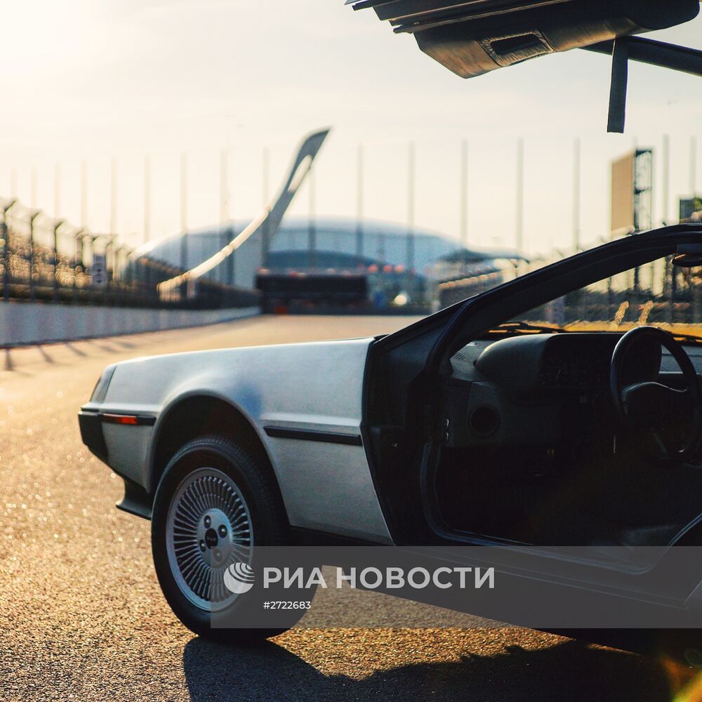 Автомобиль DeLorean DMC-12 на трассе "Сочи Автодрома"