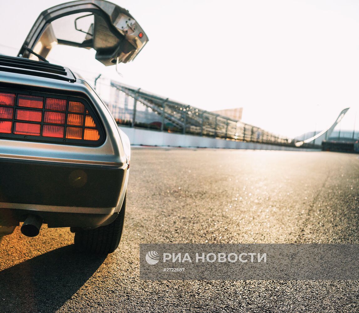 Автомобиль DeLorean DMC-12 на трассе "Сочи Автодрома"