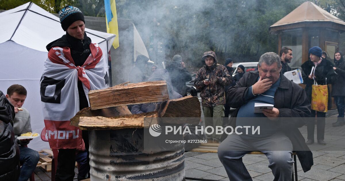 Украинцы затопили. Украинцы топят дровами. Хохлов топить. Топить Хохлов в Днепре. Чем топятся украинцы.