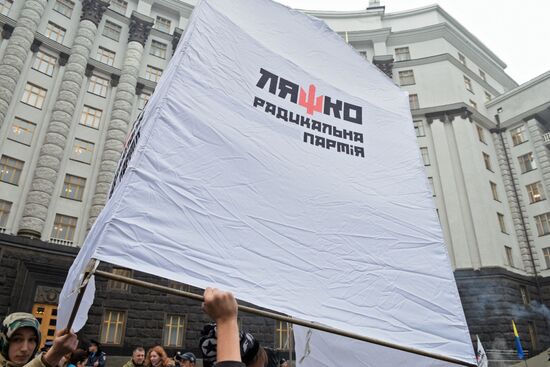 Акция протеста с требованием снизить тарифы на жилищно-коммунальные услуги в Киеве