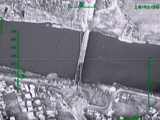 Российские самолеты уничтожили мост через Евфрат в Сирии