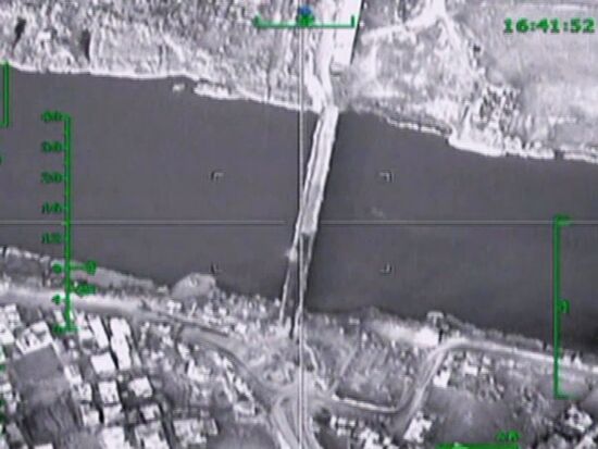 Российские самолеты уничтожили мост через Евфрат в Сирии