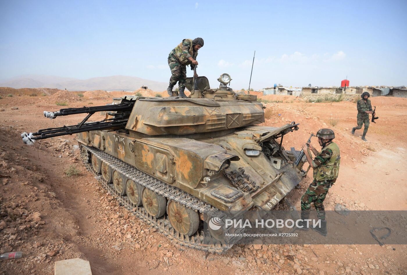 Бойцы 10-й дивизии 2-го корпуса САА у города Катана в Сирии