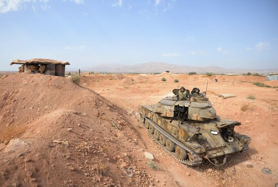 Бойцы 10-й дивизии 2-го корпуса САА у города Катана в Сирии