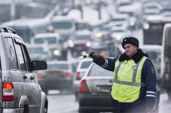 Работа сотрудников ГИБДД в Омске