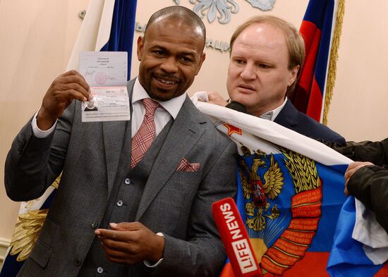 Боксер Рой Джонс получил российский паспорт