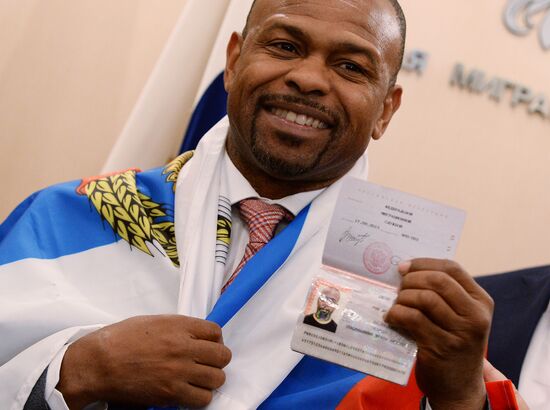 Боксер Рой Джонс получил российский паспорт