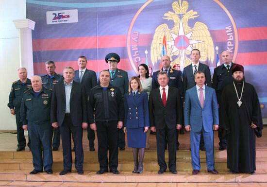 Церемония вручения знамени и новой техники Главному управлению МЧС России по Республике Крым