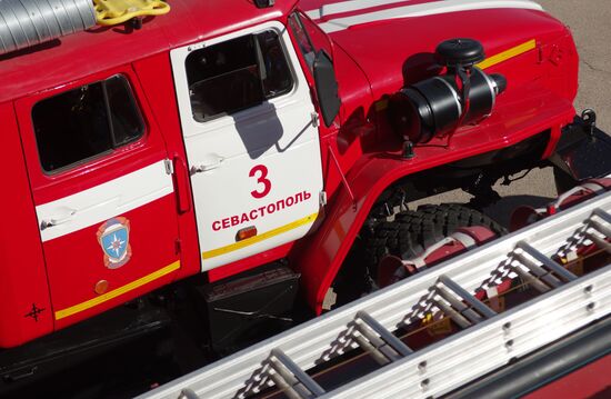 Церемония вручения знамени и новой техники Главному управлению МЧС России по Республике Крым