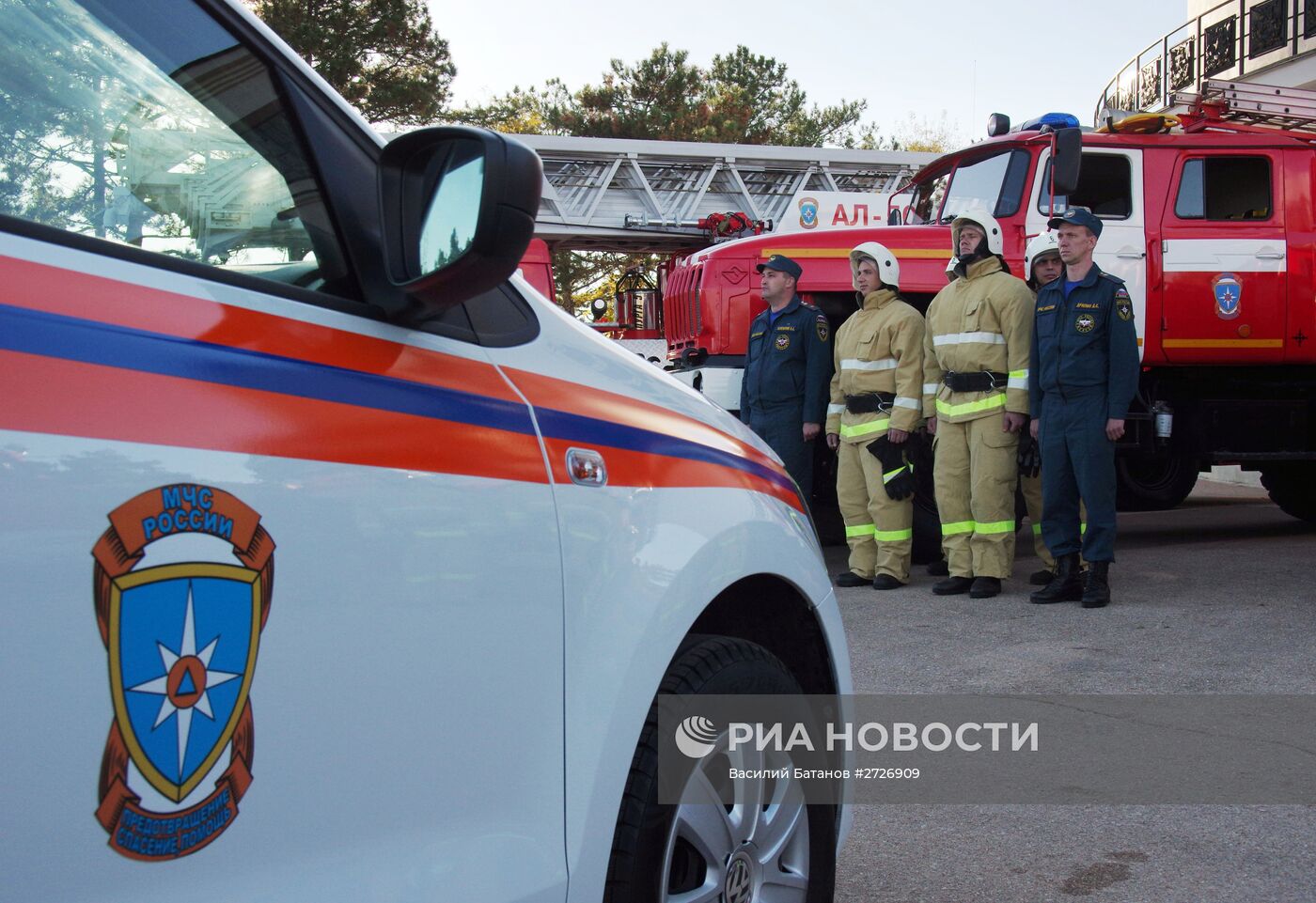 Церемония вручения знамени и новой техники Главному управлению МЧС России по Республике Крым