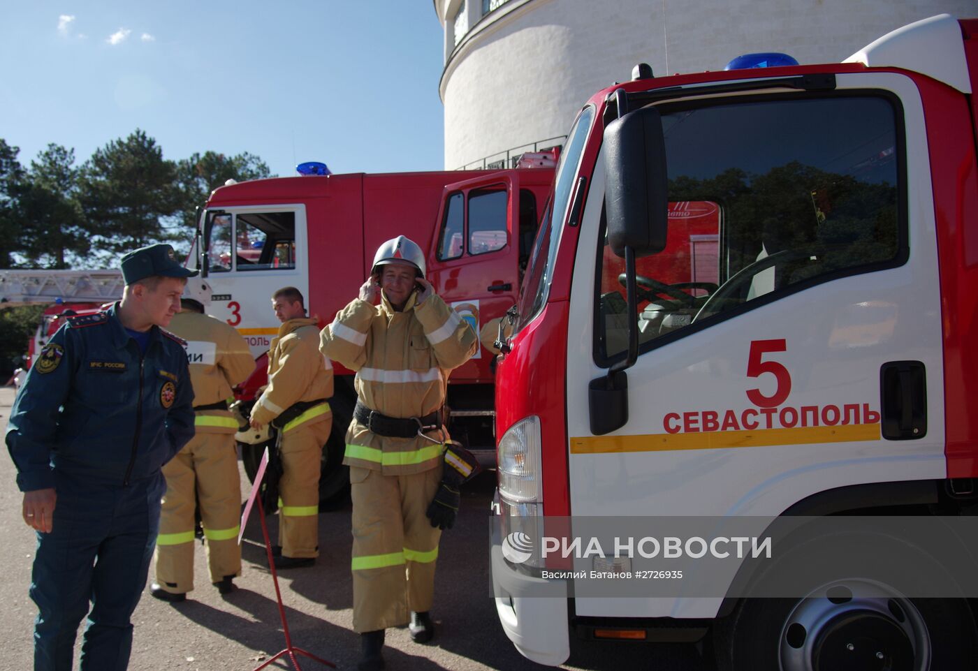 Церемония вручения знамени и новой техники Главному управлению МЧС России по Республике Крым