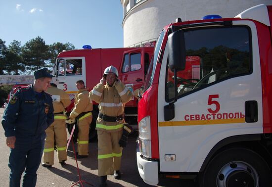 Церемония вручения знамени и новой техники Главному управлению МЧС России по Республике Крым