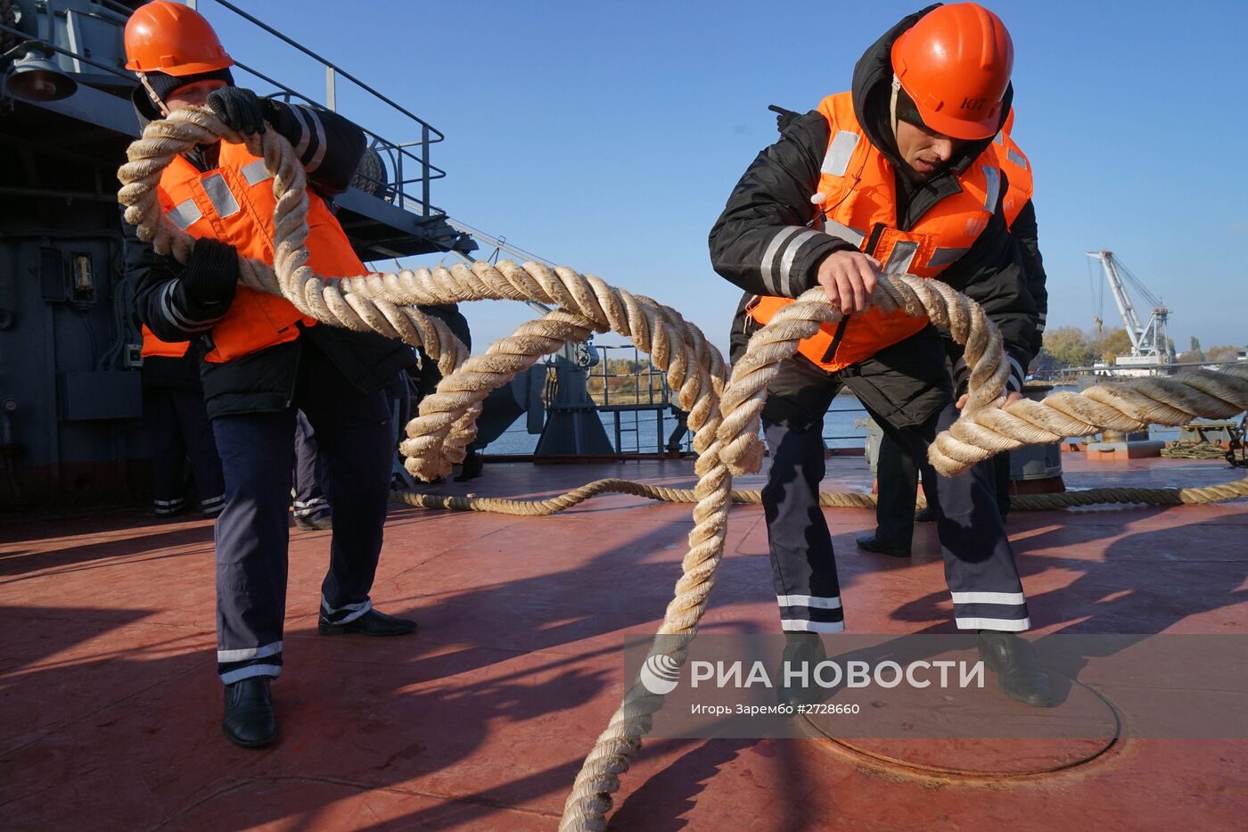 Учебный корабль "Смольный" прибыл в порт Балтийска