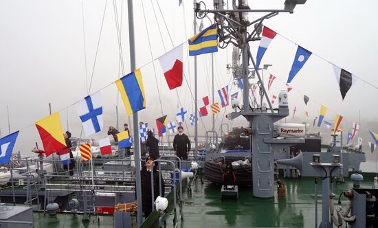 Церемония поднятия флагов ВМФ России на новых спасательных катерах в Балтийске