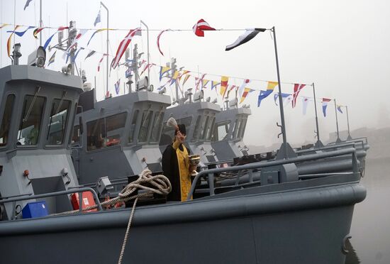 Церемония поднятия флагов ВМФ России на новых спасательных катерах в Балтийске