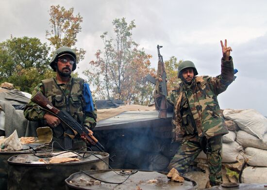 Отряд бойцов сирийского ополчения после боевого задания на севере Латакии