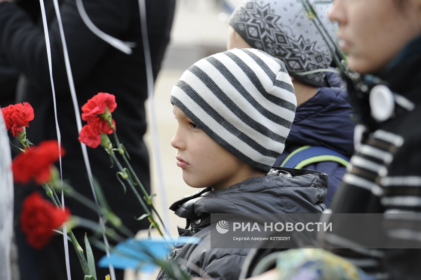 Митинг-реквием в Донецке по погибшим в авиакатастрофе, произошедшей в Египте