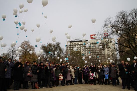 Митинг-реквием в Донецке по погибшим в авиакатастрофе, произошедшей в Египте