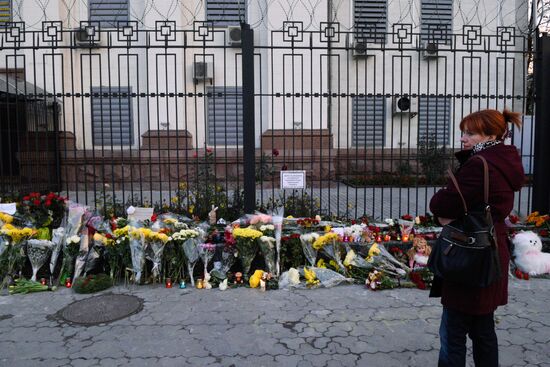 Жители Киева приносят цветы к посольству РФ в связи с крушением российского самолета А321