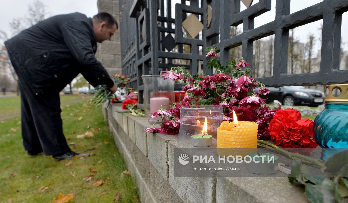 Цветы в память о жертвах крушения Airbus A321 у посольств РФ в зарубежных странах