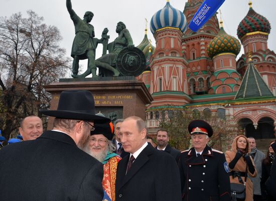 Президент РФ В.Путин возложил цветы к памятнику Кузьме Минину и Дмитрию Пожарскому на Красной площади