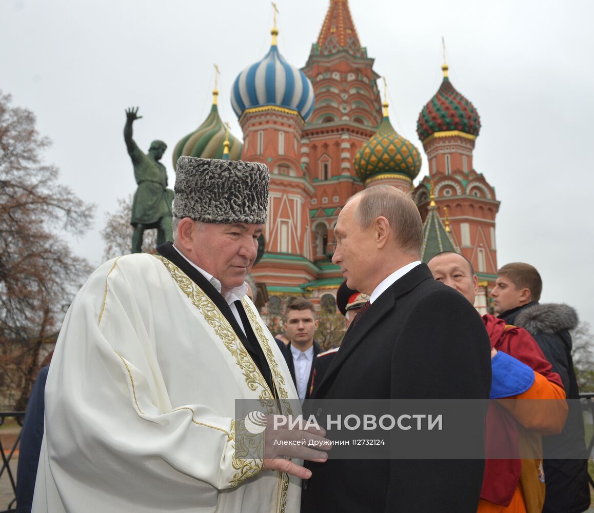 Президент РФ В.Путин возложил цветы к памятнику Кузьме Минину и Дмитрию Пожарскому на Красной площади