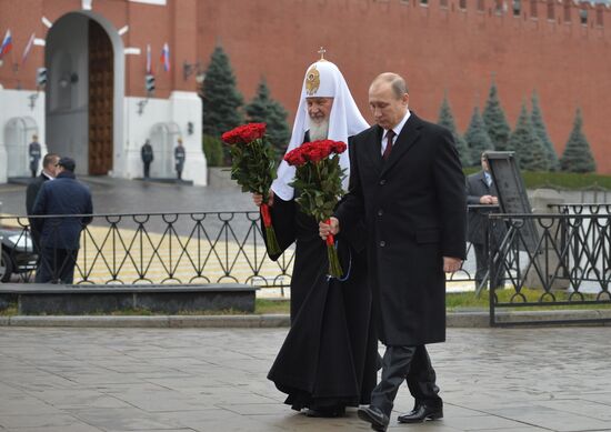 Президент РФ В.Путин возложил цветы к памятнику Кузьме Минину и Дмитрию Пожарскому на Красной площади