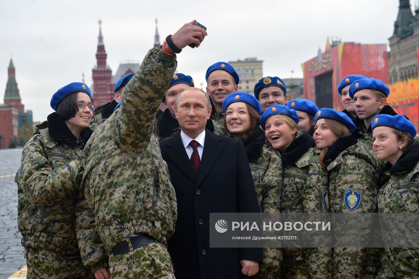 Президент РФ В.Путин возложил цветы к памятнику Кузьме Минину и Дмитрию Пожарскому на Красной площади