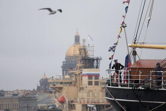 Учебно-парусное судно "Крузенштерн" прибыло в порт Санкт-Петербурга