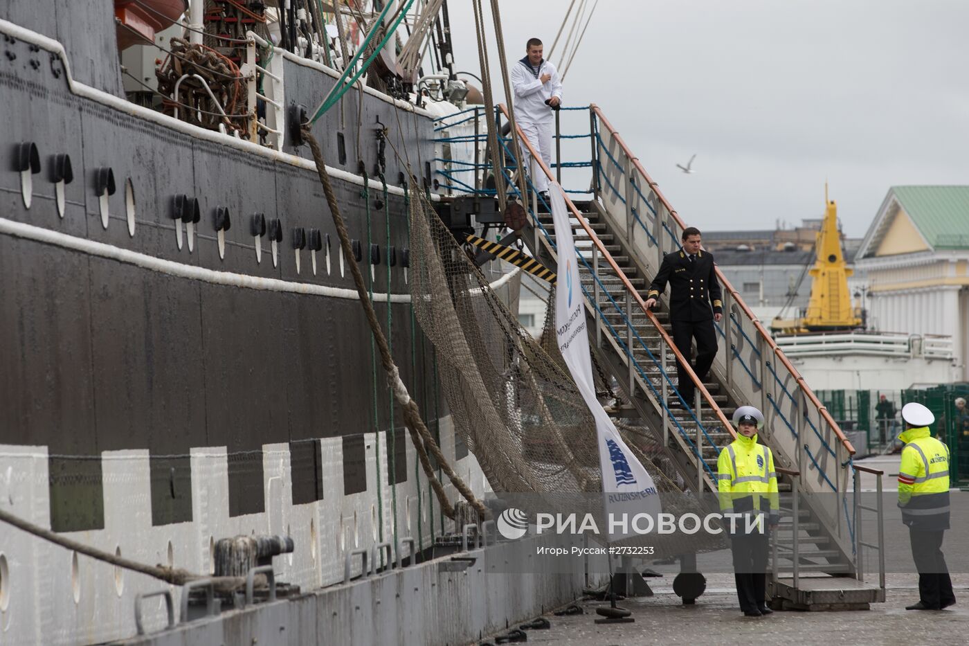 Учебно-парусное судно "Крузенштерн" прибыло в порт Санкт-Петербурга