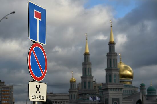 В Москве на нескольких улицах ввели бесплатную ночную парковку