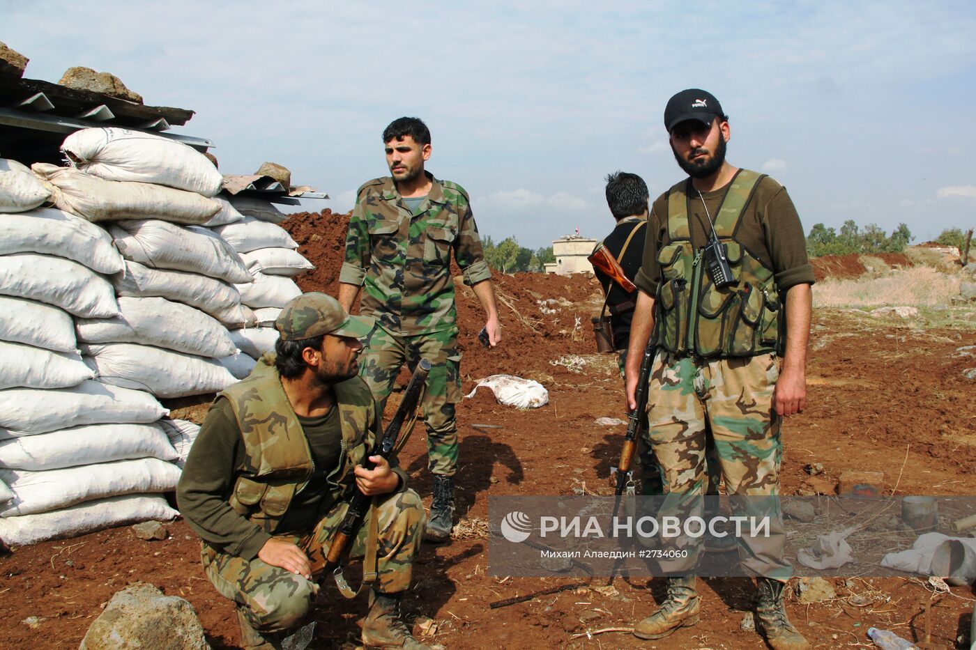 Бойцы сирийской армии на позициях в посёлке Шейх-Мискин