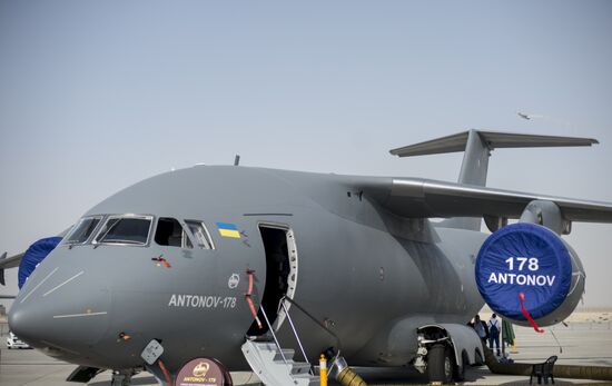 Международная авиационно-космическая выставка "Dubai Airshow-2015". День первый