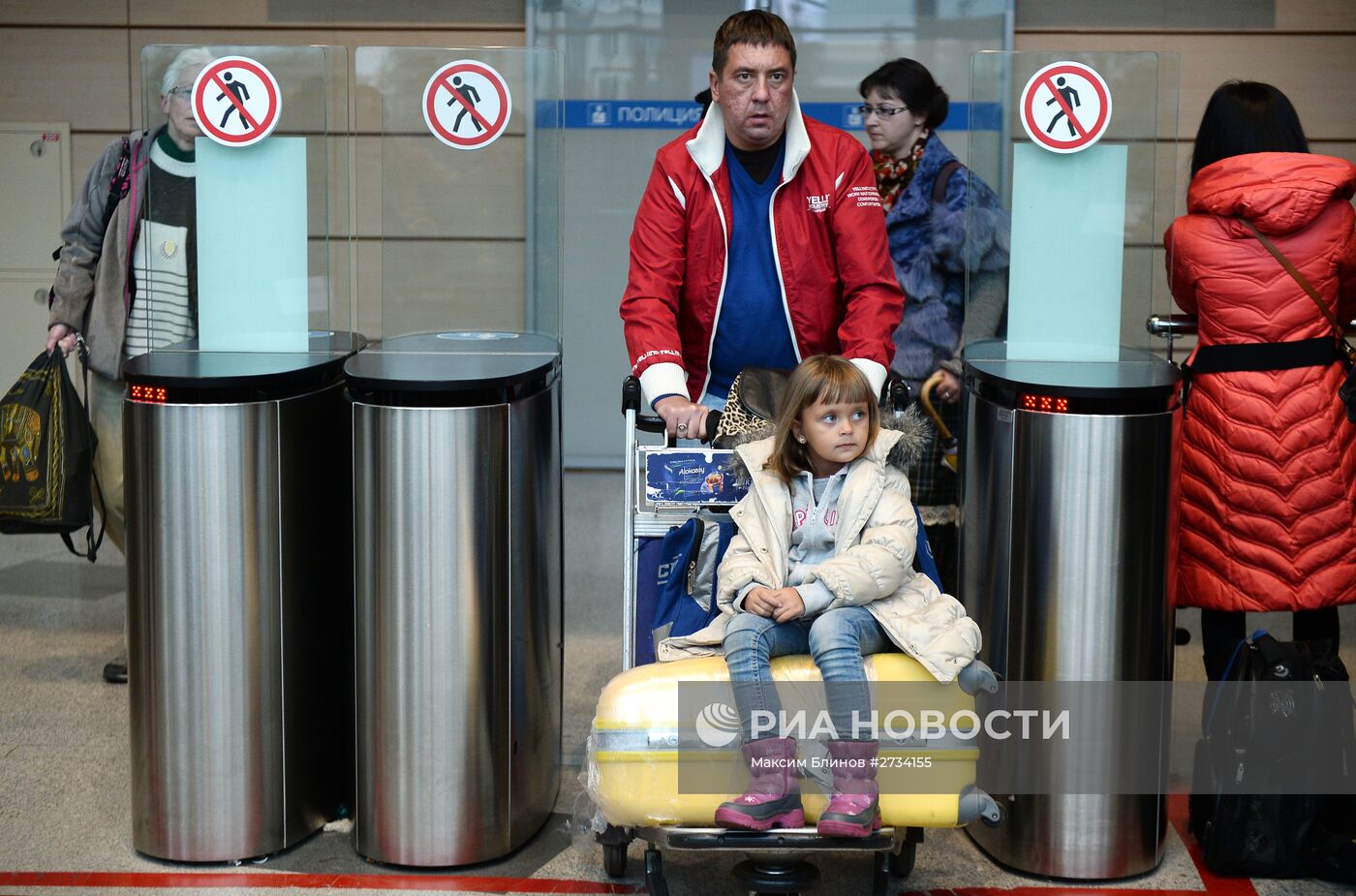 Туристы, прилетевшие из Египта, в аэропорту "Домодедово"