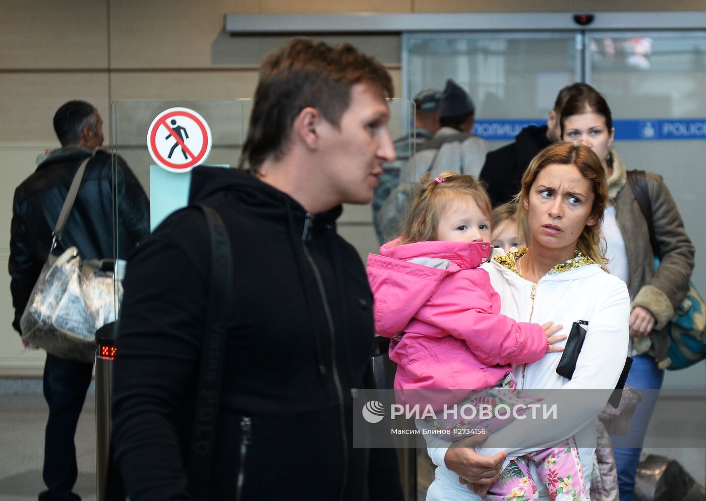 Туристы, прилетевшие из Египта, в аэропорту "Домодедово"