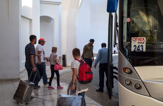 Российские туристы в аэропортах Египта