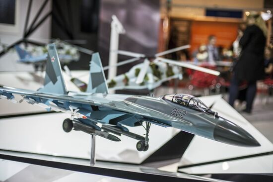 Международная авиационно-космическая выставка "Dubai Airshow-2015. День второй