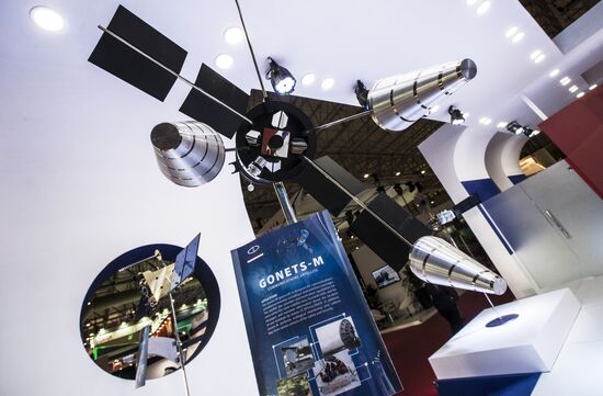 Международная авиационно-космическая выставка "Dubai Airshow-2015. День второй